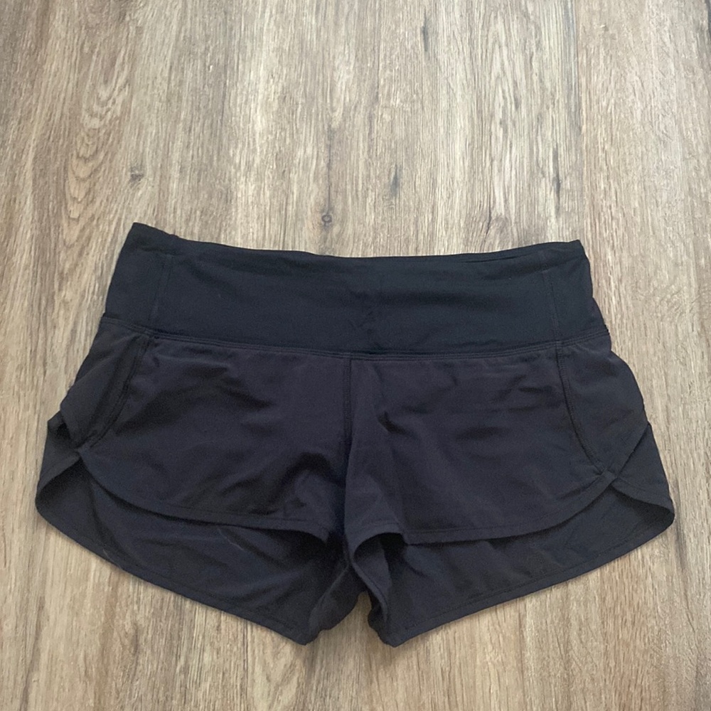 Lululemon black speed short with waterproof reflective pocket size 6